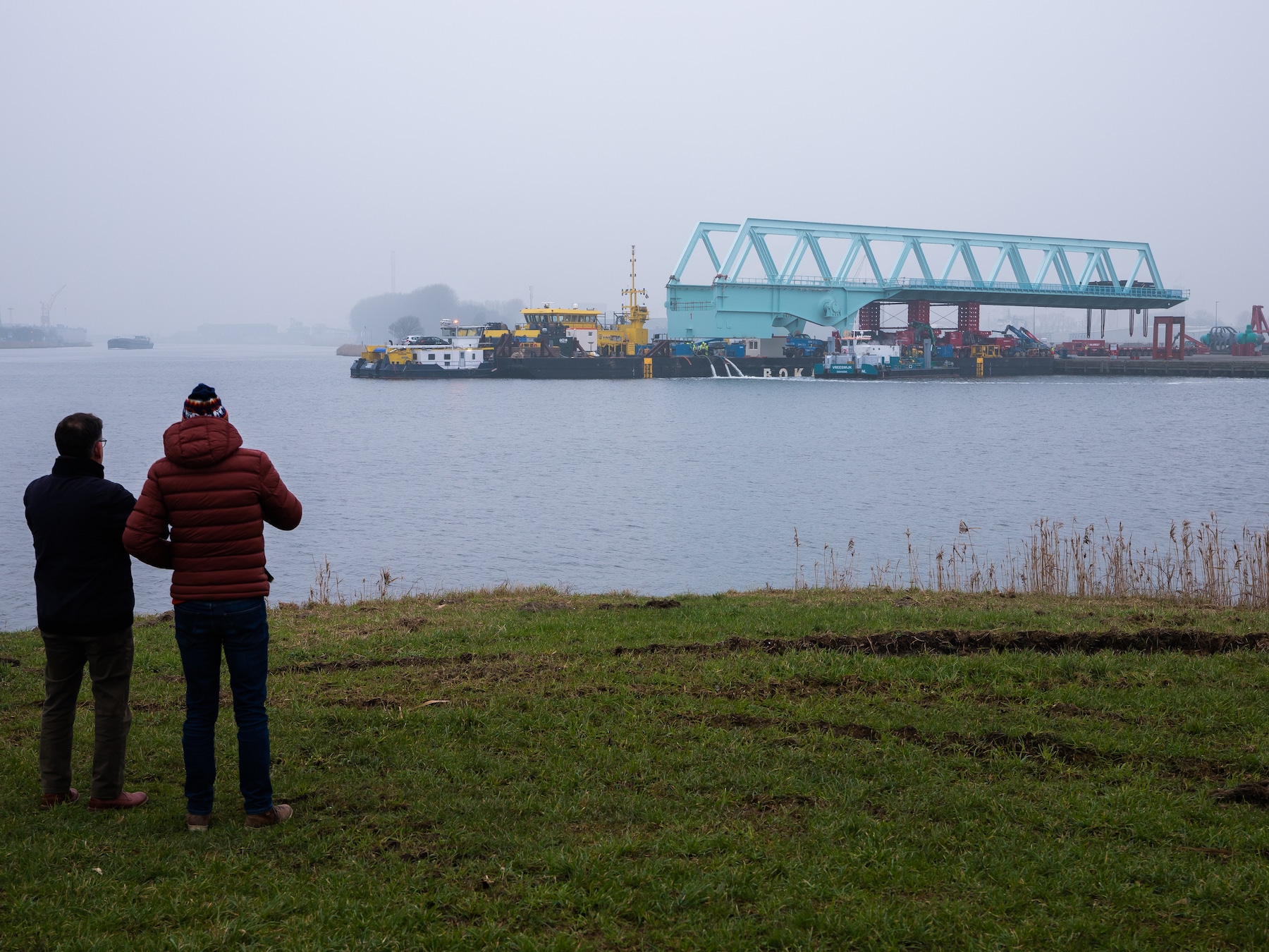Eerste brug is opgeladen; invaren bruggen en sluisdeuren in Nieuwe Sluis is via webcam te volgen