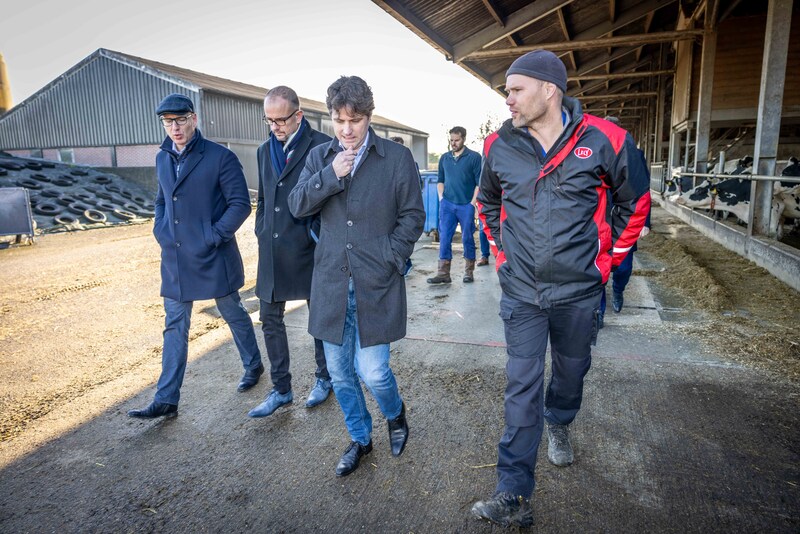 CDA-fractievoorzitter Henri Bontenbal in gesprek met veehouder Sander Peters.