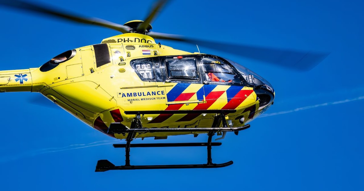 Man zakt door plafond bij opruimen asbest in Oosterland, traumahelikopter opgeroepen