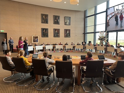Leerlingen CNS De Regenboog ervaren het werk van gemeenteraad in Tholen