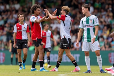 Feyenoord walst in eerste oefenduel over FC Dordrecht heen, Calvin Stengs scoort bij rentree