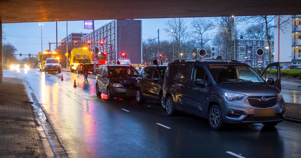 Kop-staartbotsing tussen drie auto’s in Schiedam zorgt voor veel schade