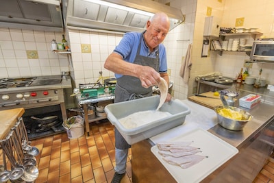 Hans bakt al 60 jaar perfecte visjes bij restauran