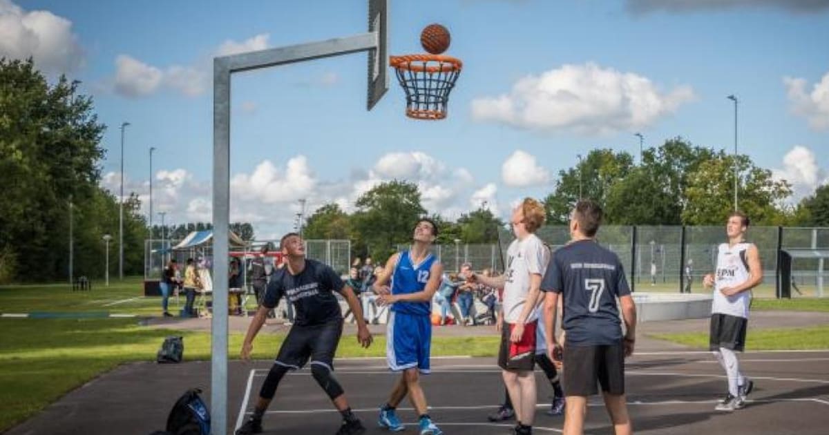 Goes steekt 24.000 euro in kunstwerk op basketbalveld