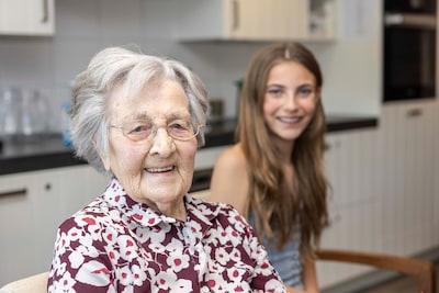 Mevrouw Marcusse wordt 102 en krijgt (na liters appelmoes) heel veel kaartjes en cadeautjes