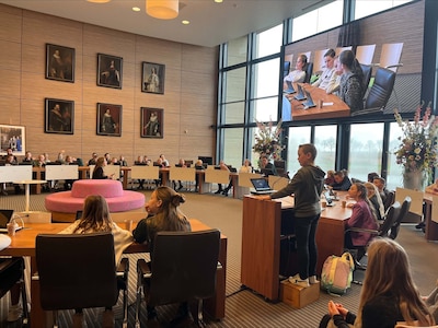 Leerlingen Eben-Haëzerschool bezoeken gemeentehuis Tholen