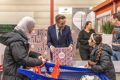 Hugo de Jonge deelt kerstpakketten uit bij de voedselbank, tot verrassing van klanten: ‘Dit is heel vet’