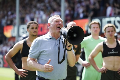 Ron Jans zwaait officieel af als trainer: ‘Voortaan kijken wanneer ik de container buiten zet’