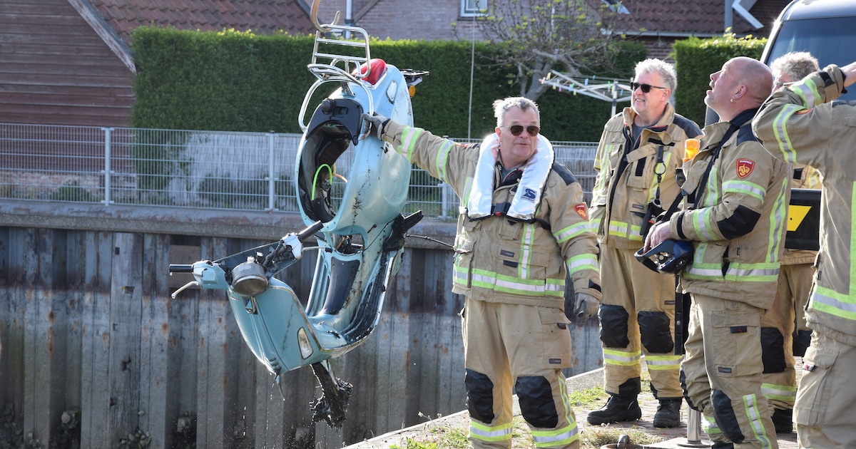 Brandweer vist gedumpte scooter uit het water in Zierikzee