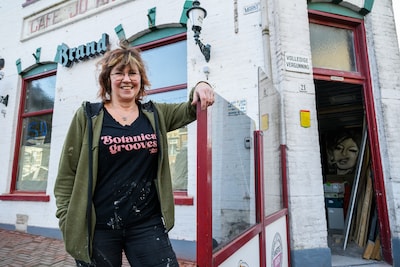 Dinny opent nieuw café in Steenbergen: ‘Mooi om het werk van mijn tante voort te zetten’