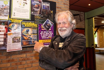 Al 32 jaar vaste prik: Jan ontwerpt affiches, tapt bier én geniet op het Bluesfestival Kwadendamme