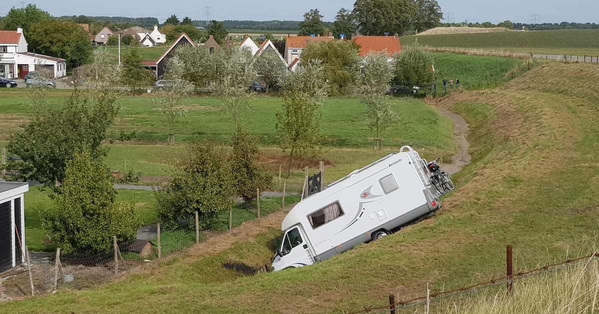 Handrem vergeten: camper dendert van de dijk