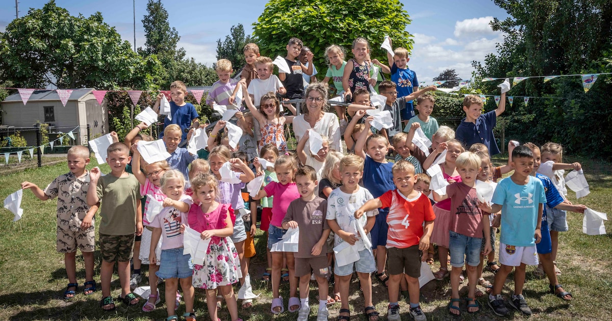 Juf Janet neemt na liefst 51 jaar afscheid: ‘Ik gebruik nog steeds krijtjes’