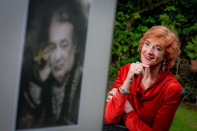 Weduwe Astrid werkt vijf jaar aan boek over fotograaf Louis Drent jr.: ‘Alles mocht erin, echt álles’