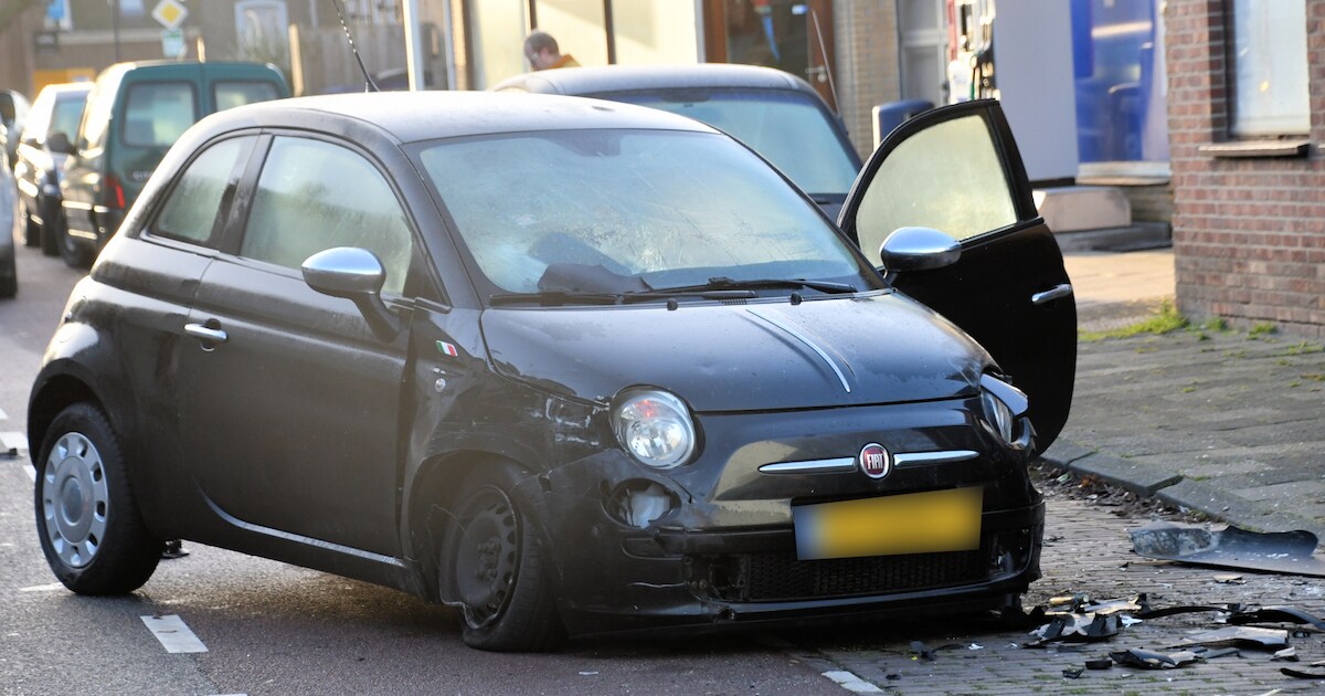 Automobilist ramt geparkeerde auto’s in Zuidzande | 112 nieuws Sluis
