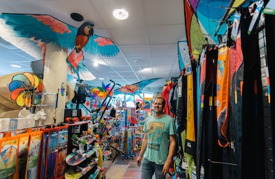 Robin runt samen met zijn ouders strandwinkel Montezza: ‘Soms gaan we mee naar het strand om te helpen bij het vliegeren’