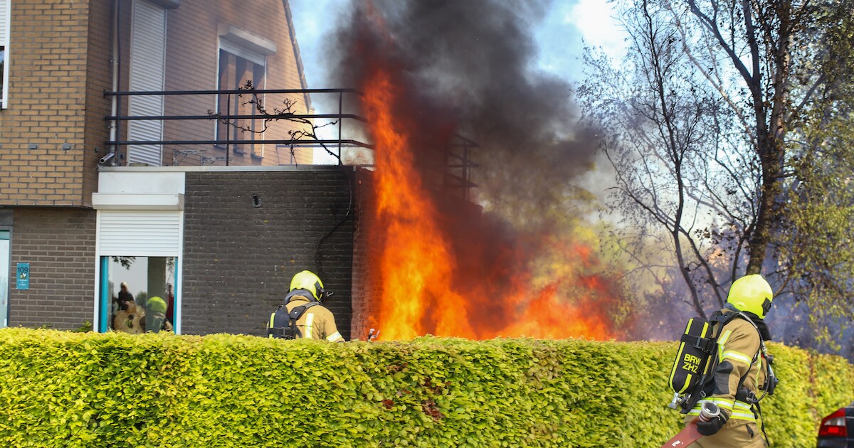 Flinke brand in schuur naast woning in Alblasserdam