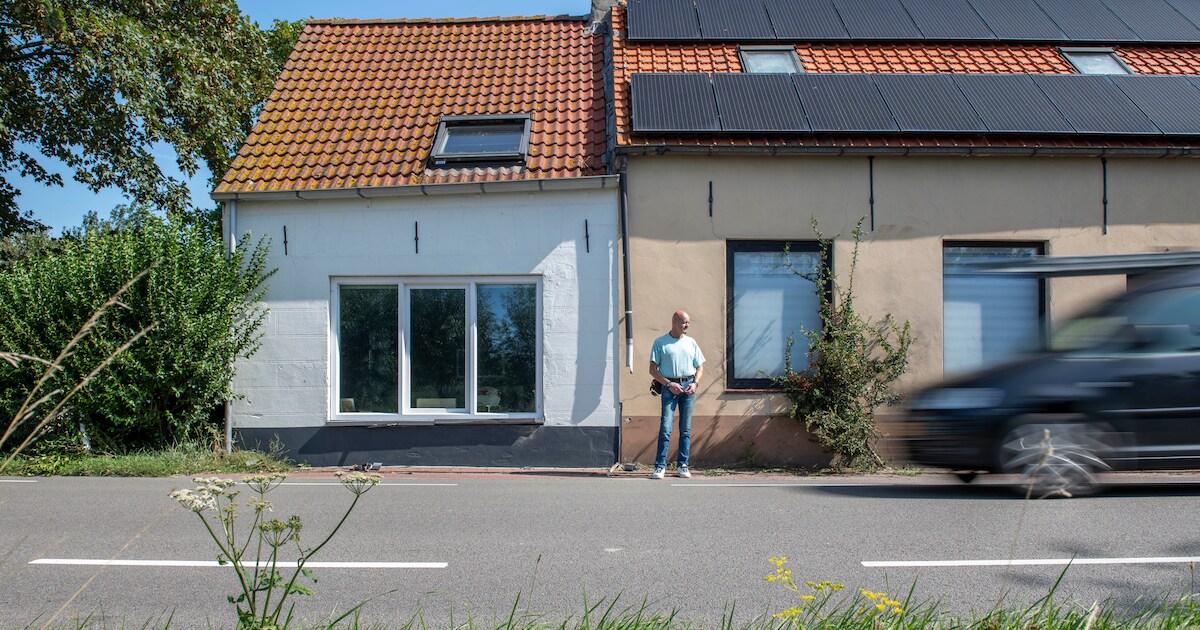Henry is het zat, al 5 keer reed een auto tegen zijn huis in Waterlandkerkje: ‘Doe eens iets aan die
