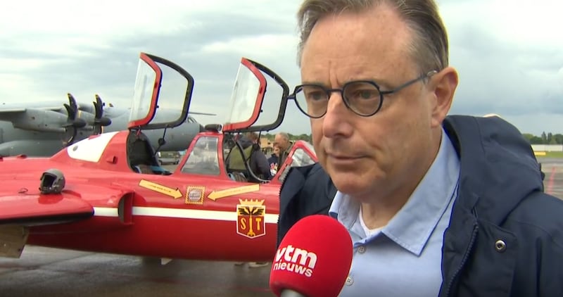 Zoon van Bart De Wever vliegt mee met iconische trainingsjet van luchtmacht  tijdens 'Stampe Forever Fly In' in Deurne | Regio | PZC.nl