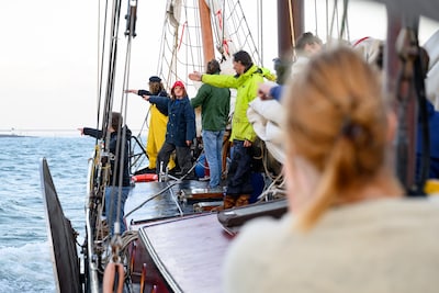 ‘Man overboord!’ op de Oosterschelde: de Zierikzeese bruine vloot traint voor het ergste scenario