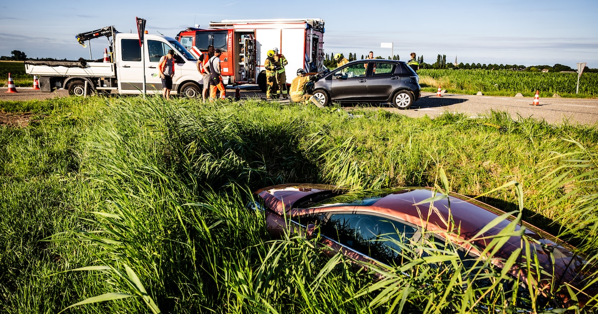 Auto belandt in sloot na botsing aan Achterweg in Mijnsheerenland