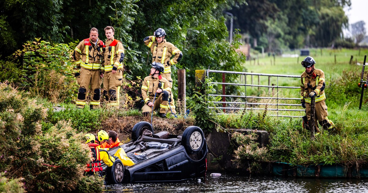 Auto ondersteboven in sloot aangetroffen in Strijen, bestuurder (57) overleden
