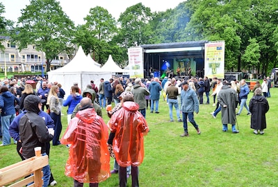 Paraplu’s omhoog op Op de T Festival, maar sfeer blijft goed in Bergen op Zoom: ‘We komen hier ieder jaar’