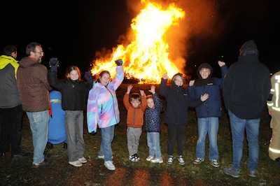 Zusjes Arianne en Noortje zien hun tachtig kerstbomen de fik in gaan: ‘Wat mooi!’