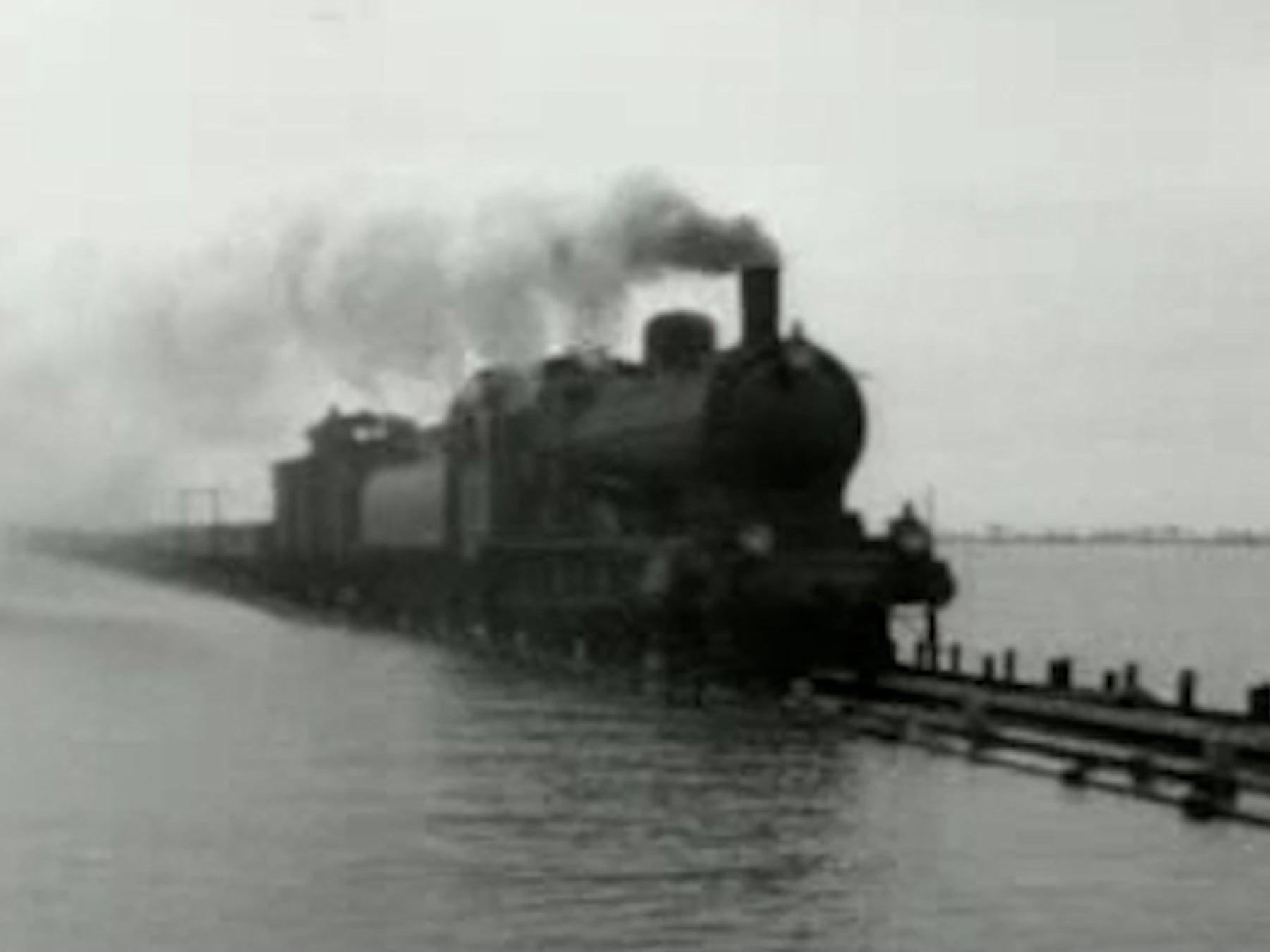 De Watersnoodramp in oude beelden: worstelen om weer boven te komen