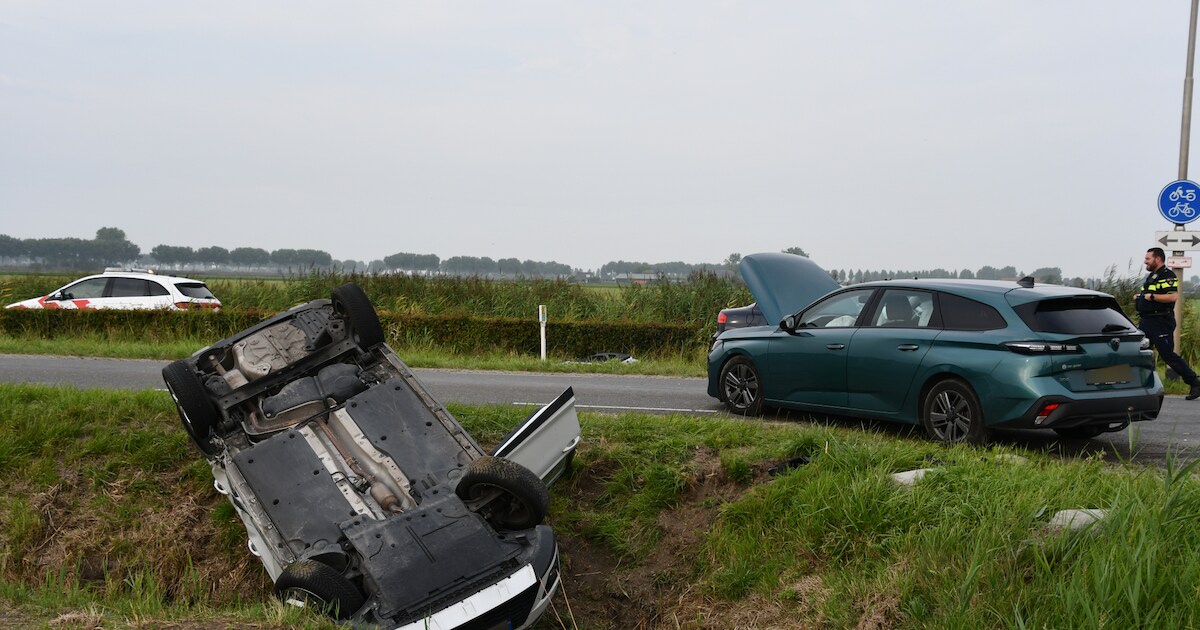 Brandweer bevrijdt slachtoffer na botsing op de N286 bij Sint-Maartensdijk.