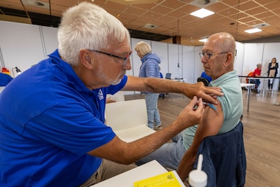 Coronavaccinaties beginnen, GGD Zeeland zet de komende maanden weer 65.000 naalden in armen