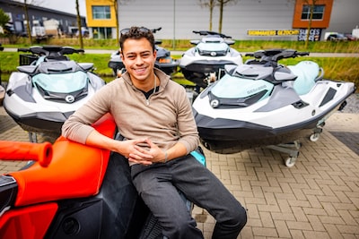Van ‘Aqua-ANWB’ naar pk-koning: Tyhrone (24) verovert de regio met verhuur van supersnelle waterscooters