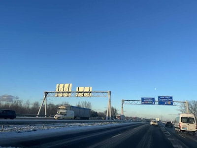 Sneeuw in Zeeland: Sluiskiltunnel dicht, vertraging door langzaamrijdend verkeer, geen treinen en bussen