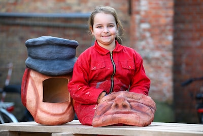 Robin is pas 8 jaar, maar bouwt al mee voor de Vastenavend: ‘Leuk, maar van plakken krijg je wel vieze handen’