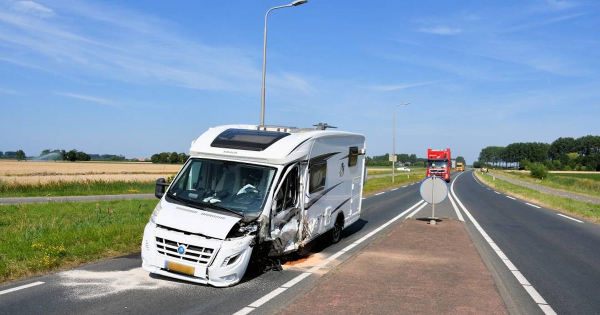 Bestuurder (88) komt op verkeerde weghelft terecht en botst frontaal met camper bij Oostburg