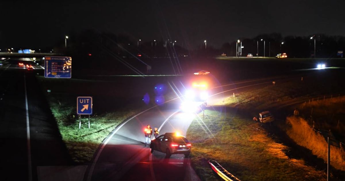 Auto belandt in de greppel naast afrit A58 bij Middelburg: auto kan verder