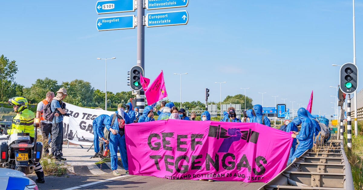 Blokkade van Botlekbrug na tien uur voorbij, activisten ‘met gejuich onthaald’ in tentenkamp