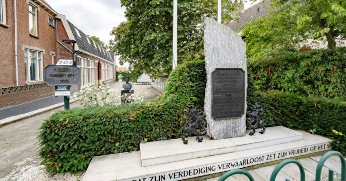 Ridderkerk herdenkt capitulatie van Nederland bij oud schoolgebouw