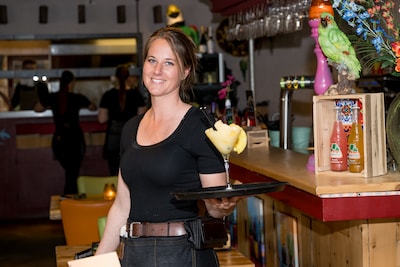 Goed gegaarde, rokerige spareribs van de grill in Renesse