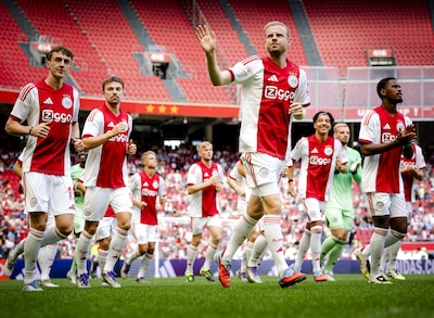 Begeerde Jorrel Hato ‘gewoon’ op het veld tijdens Open Dag Ajax, Wout Weghorst duidelijk: ‘Doel is kampioen worden’