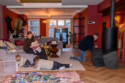 Een bar naast de woonkamer, gouden douche en blauwe keuken: ja hoor, dit huis in Nieuwerkerk heeft álles