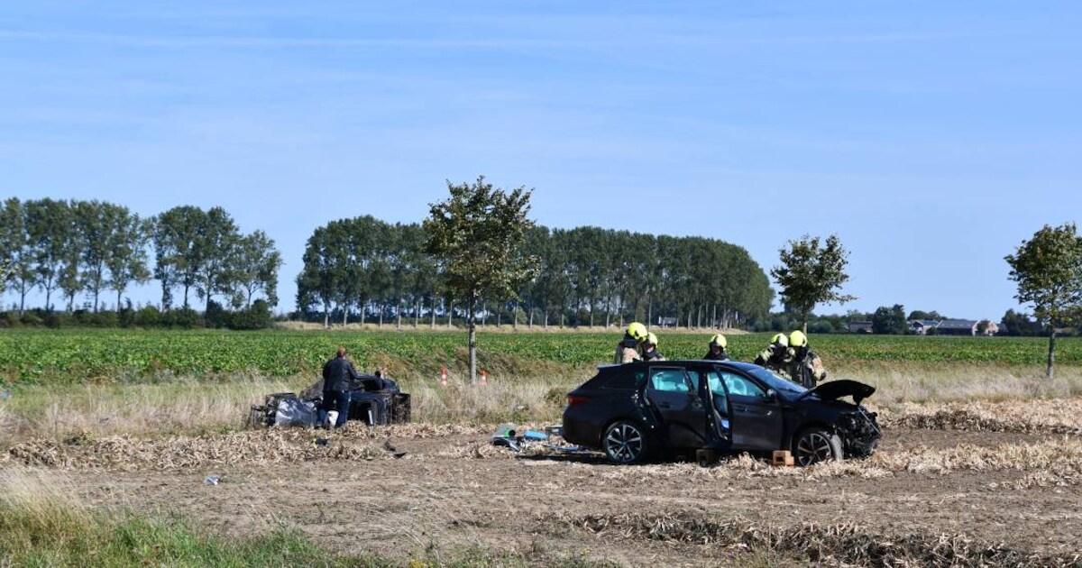 Meerdere inzittenden bekneld na harde botsing tussen autos in Zaamslag.
