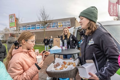 Vera, Sjenna en Tijn trekken met 40 liter warme chocomelk door alle dorpen