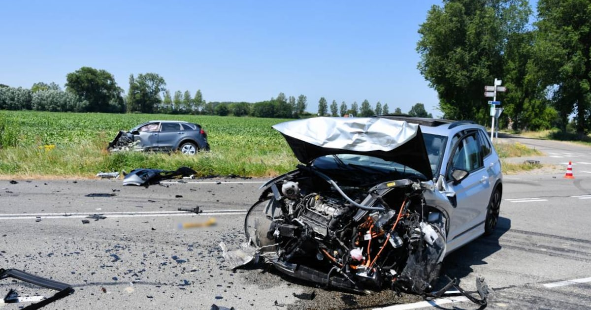 Frontale botsing tussen twee auto's bij Hengstdijk