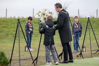 Herdenken is aan de jeugd, zegt kinderburgemeester Levano: ‘Als wij niet herdenken, wie dan wel?’