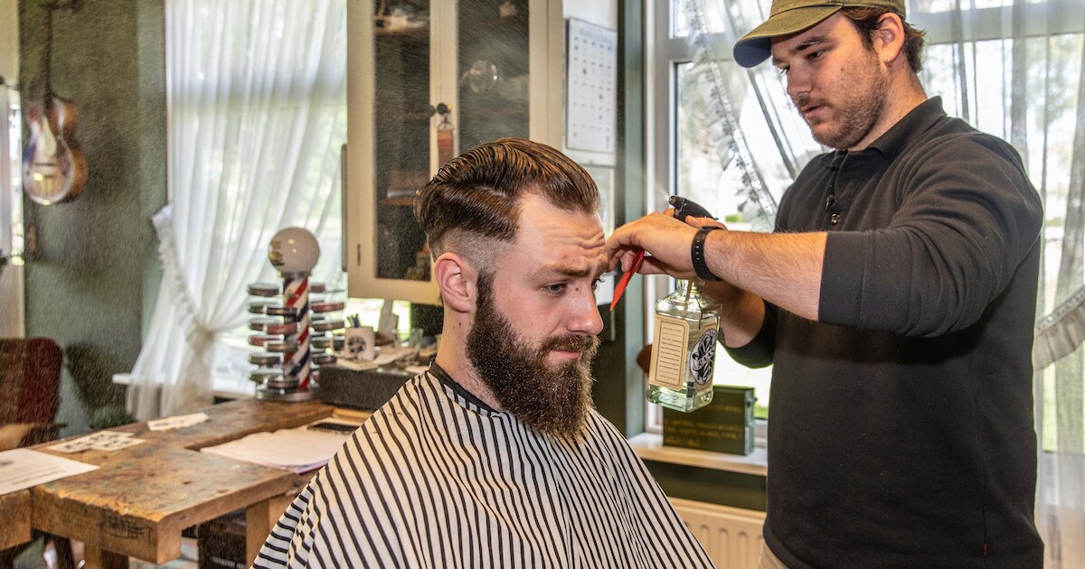 Voor barbier Mees (22) weten de baardapen Lewedorp te vinden