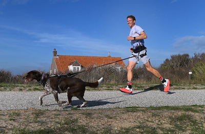 Na de Kustmarathon wacht nóg een uitdaging: Martijn loopt zondag met hond Floki de eerste Canitrail