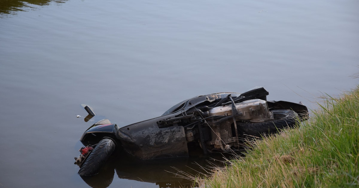 Scooterrijder rijdt rechtdoor sloot in bij Kerkwerve