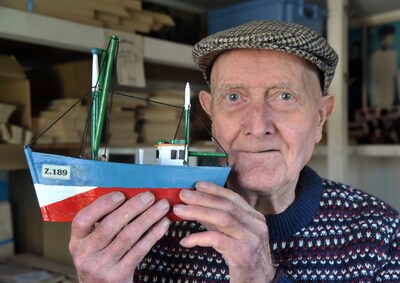 Na 50 jaar eindelijk ontdekt: Alfons Vantorre (90) maakt miniatuur viskotters en strandkotjes