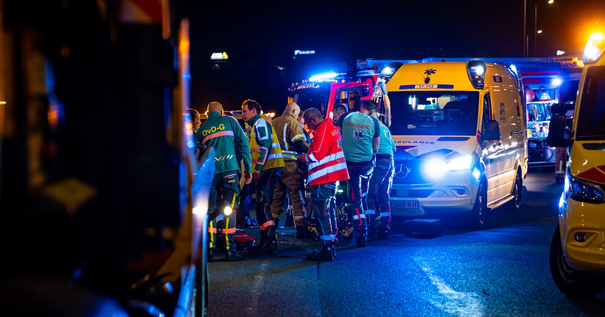 Schietincident Rotterdam: vrouw (24) zwaargewond op busbaan, politie zoekt weggerende man